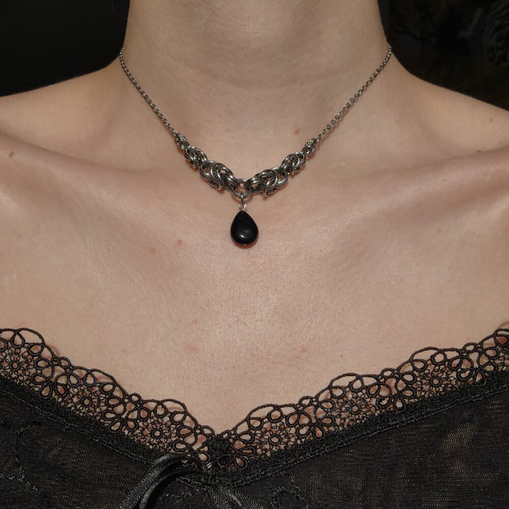 Gothic black teardrop and silver chainmail necklace with a small silver chain - Picture 4 of 8